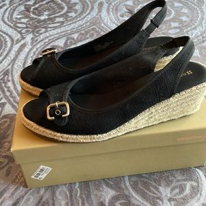 Like new. Naturalizer size 10 black wedge